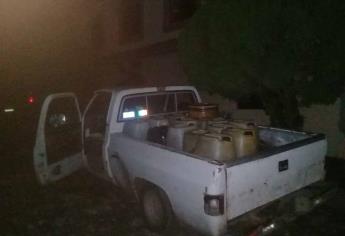 Policías estatales aseguran más de 600 litros de combustible en Culiacán
