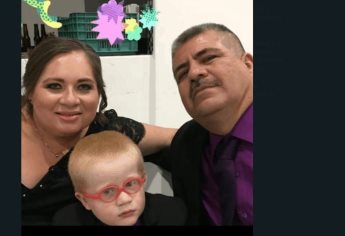 Don Manuel vende artículos de limpieza para costear sacar adelante a su familia