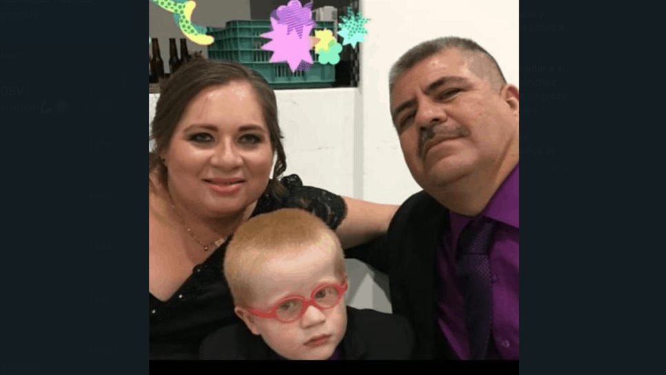 Don Manuel vende artículos de limpieza para costear sacar adelante a su familia Don Manuel vende artículos de limpieza para costear sacar adelante a su familia