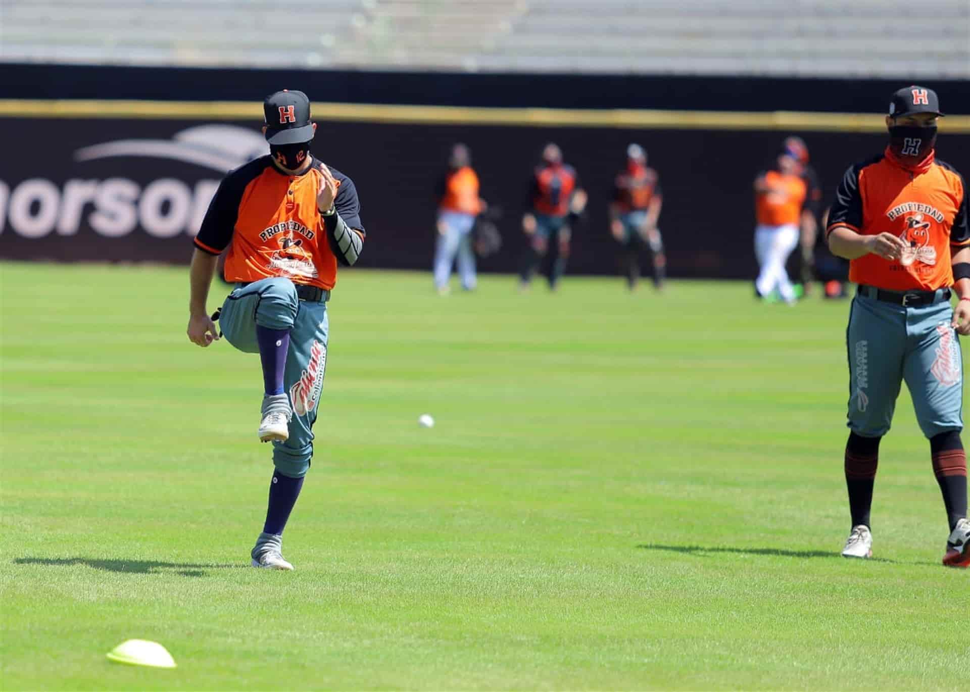 Elmer Dessens, Coachde pitcheo , durante entrenamiento de los