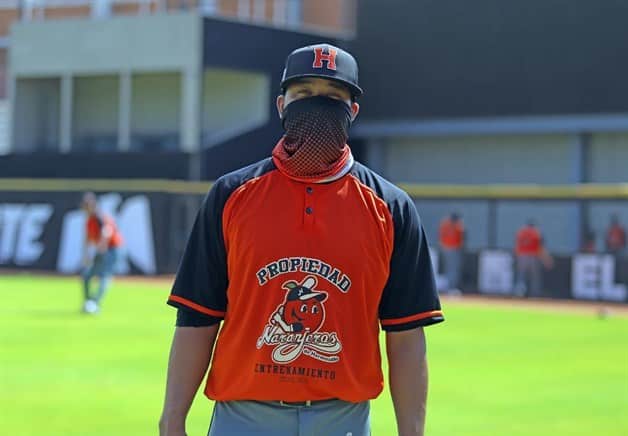 Elmer Dessens, Coachde pitcheo , durante entrenamiento de los