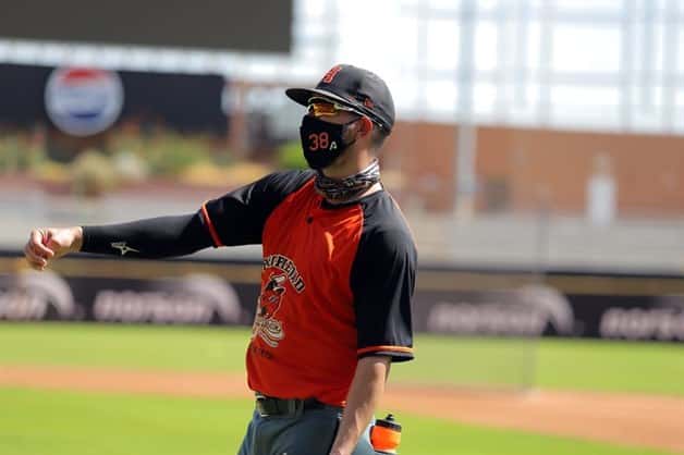 Elmer Dessens, Coachde pitcheo , durante entrenamiento de los