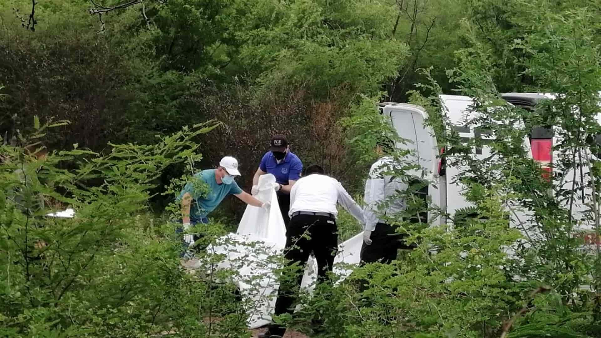 Entre cobijas y hules negros encuentran cadáver en inmediaciones de Sanalona