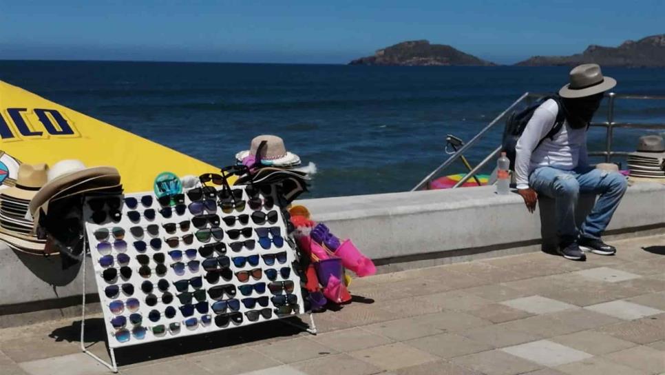 Por ejercer trabajo informal, vendedores de playa no han obtenido créditos de gobierno