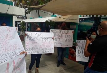 Se manifiestan trabajadores del Acuario Mazatlán