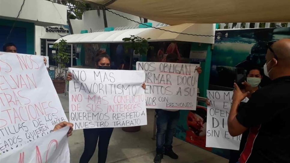 Se manifiestan trabajadores del Acuario Mazatlán