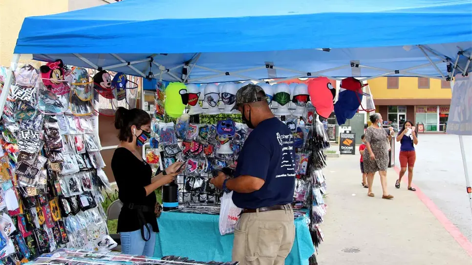 Una persona compra recuerdos en una carpa de venta de productos en Atlanta, Georgia. EFE/Marcelo Wheelock/Archivo