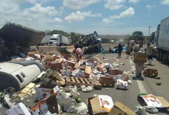 Accidente de tráileres sobre la Mazatlán-Culiacán deja cuantiosos daños materiales