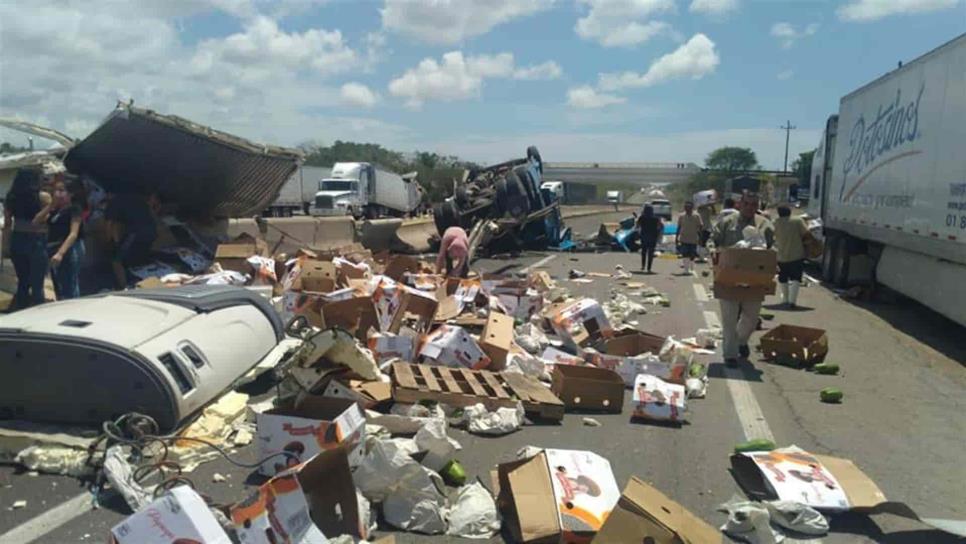 Accidente de tráileres sobre la Mazatlán-Culiacán deja cuantiosos daños materiales