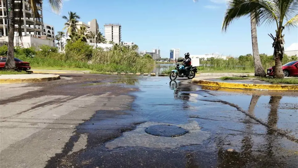 Se quejan de desborde de aguas negras cerca de Avenida del Mar