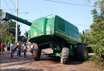 Trilladora cae a un socavón en La Capilla, Ahome