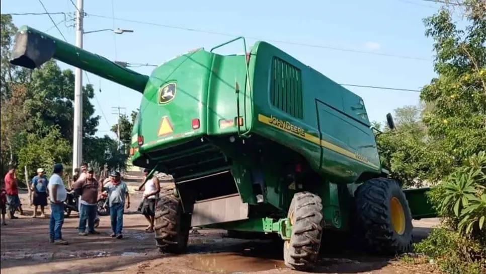 Trilladora cae a un socavón en La Capilla, Ahome
