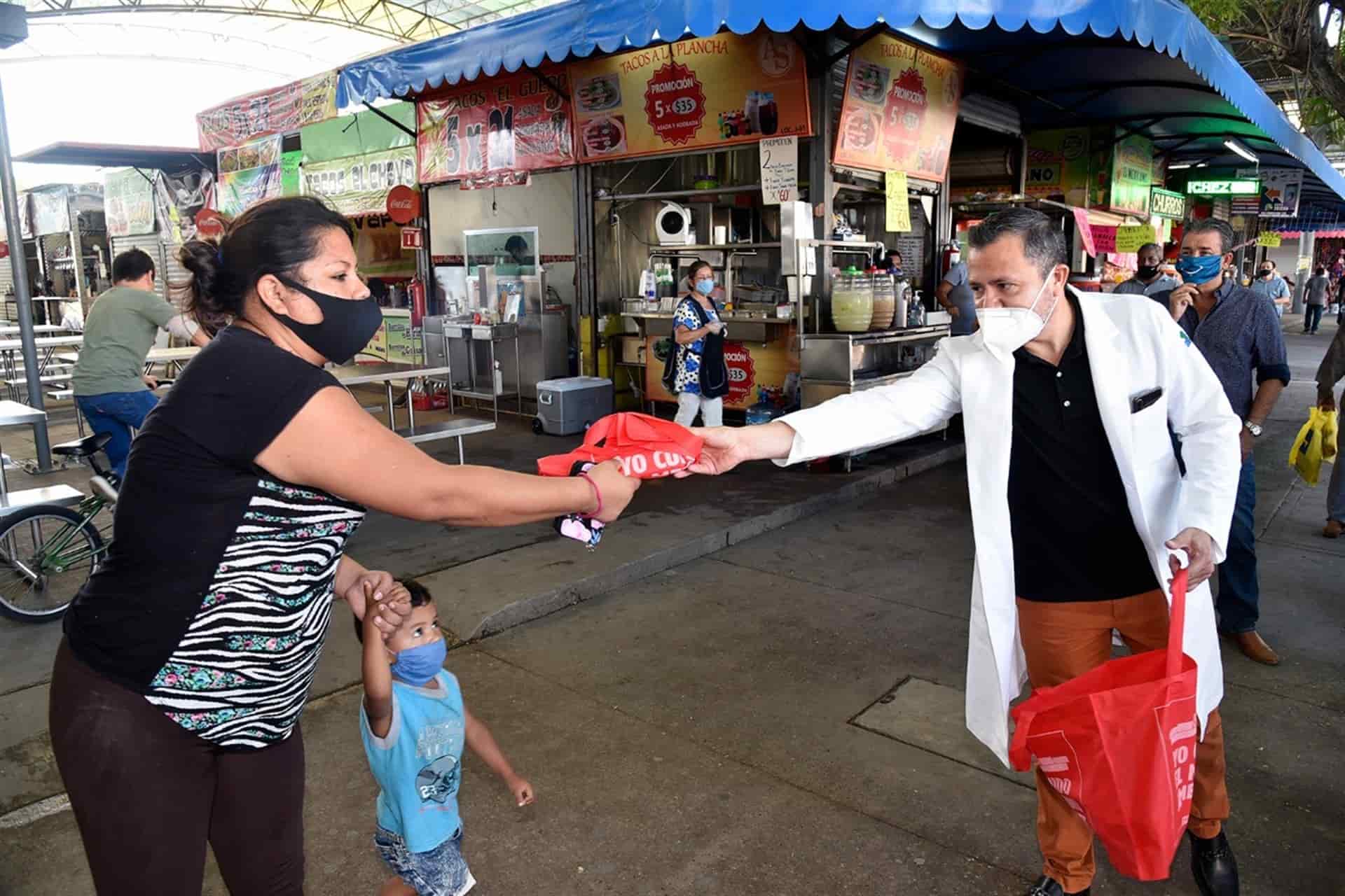 Reparten mil 500 cubrebocas en el Mercado Zona 30