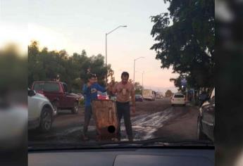 Jimmy y sus trabajadores toman la pala para tapar los baches