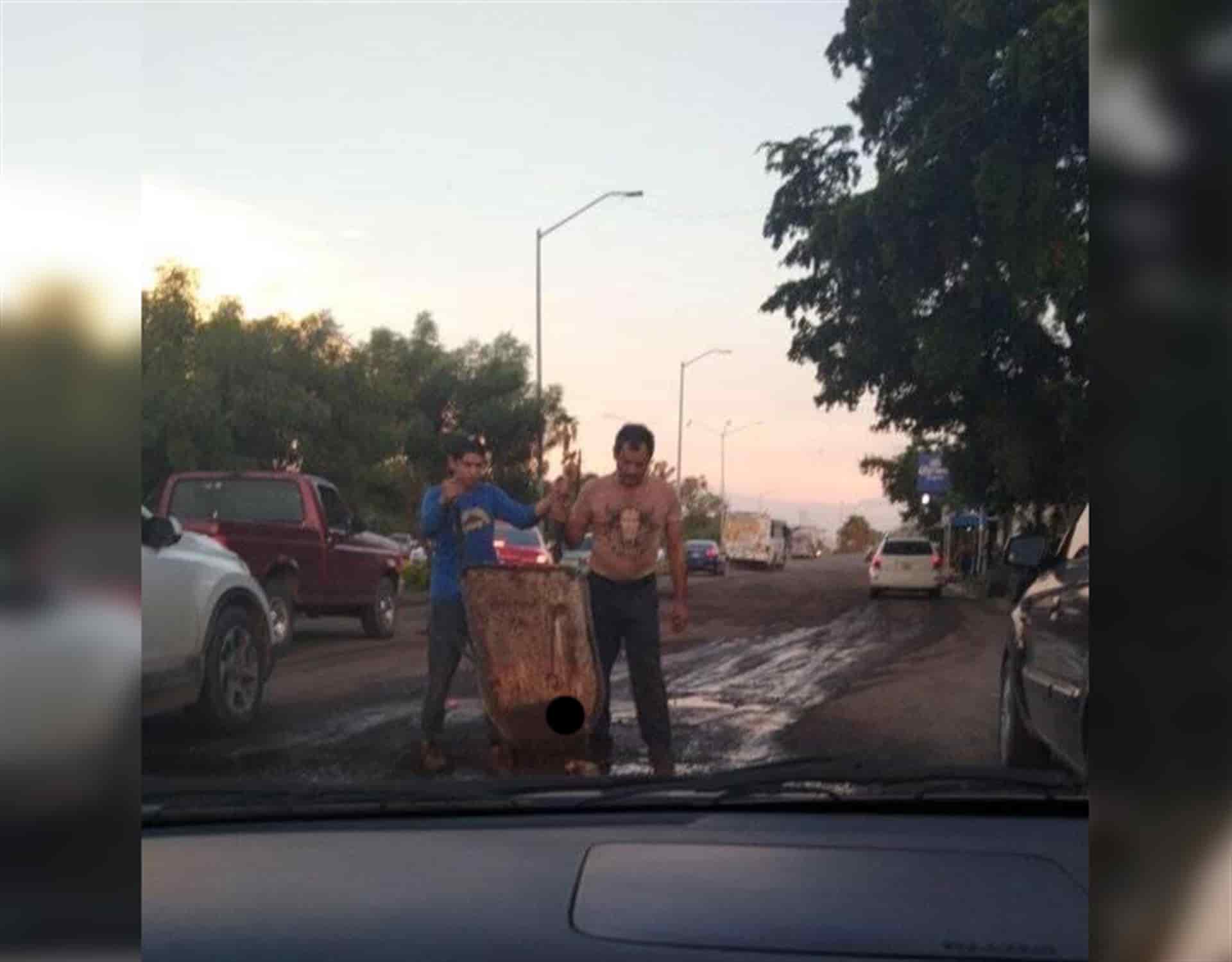 Jimmy y sus trabajadores toman la pala para tapar los baches