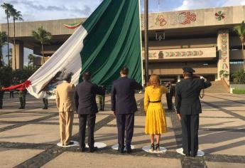 Gobernador encabeza izamiento de bandera por Independencia de México