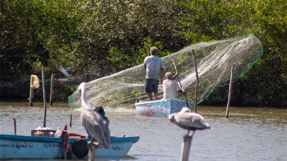 Pescadores ansían comprar un teléfono para que sus hijos puedan estudiar