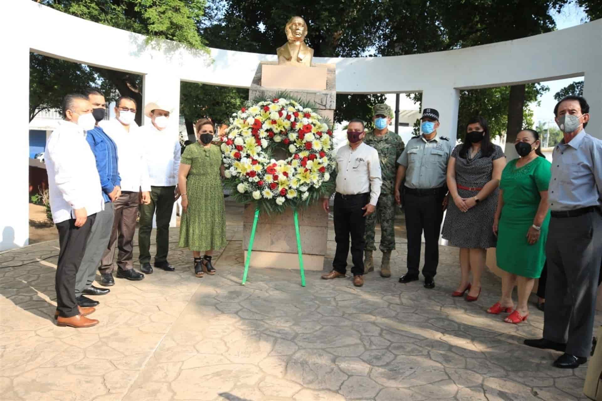 Rinden homenaje a “héroes de capa blanca” durante acto cívico en Guasave