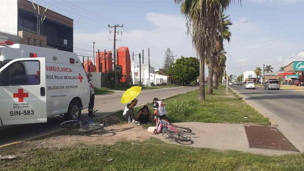 Joven ciclista cae a un socavón en Los Mochis