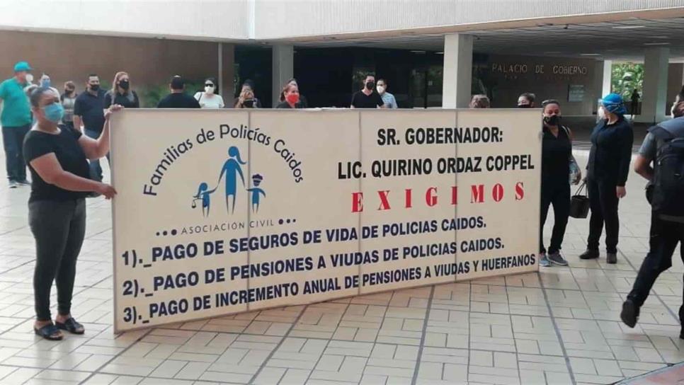 Viudas de policías se manifiestan en Palacio de Gobierno