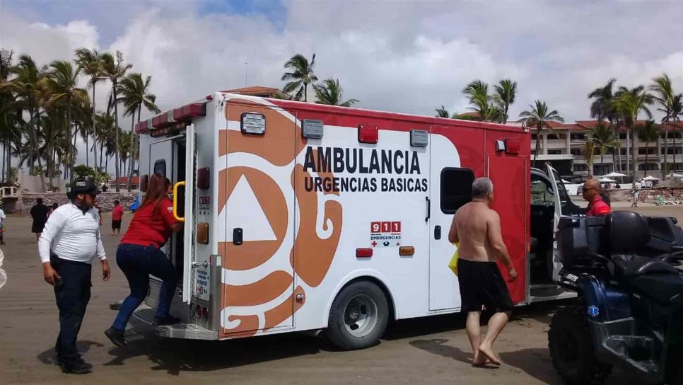 Salvavidas rescatan a turista en Mazatlán
