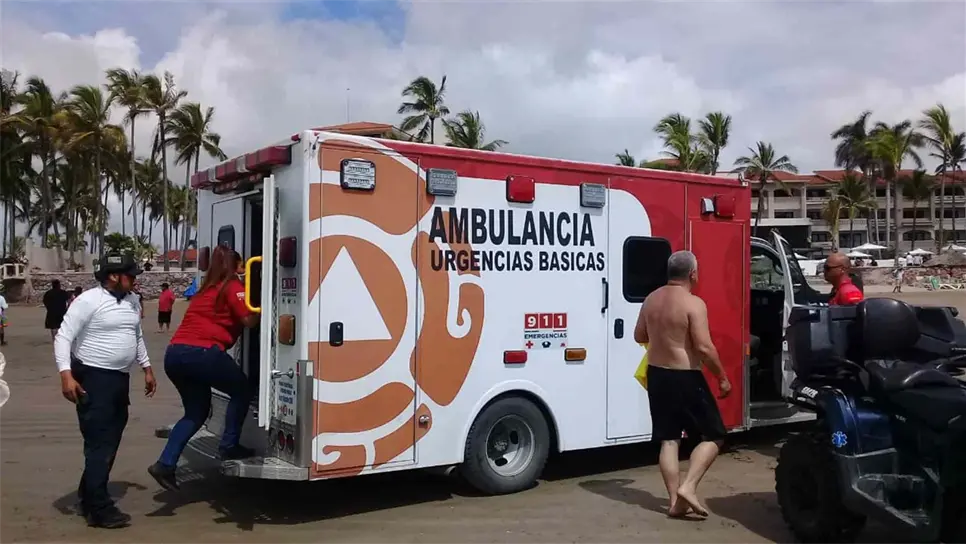 Salvavidas rescatan a turista en Mazatlán