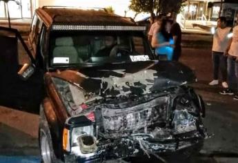 Conductor se impacta contra vehículos estacionados en Mazatlán