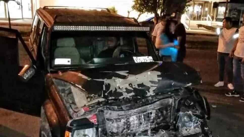 Conductor se impacta contra vehículos estacionados en Mazatlán