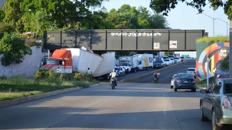 Se atora otro tráiler en el Puente Negro, pese a los más de 6 letreros preventivos del lugar