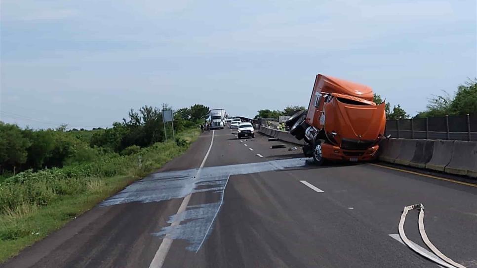 Se vuelca pipa con combustible sobre la maxipista Mazatlán-Culiacán