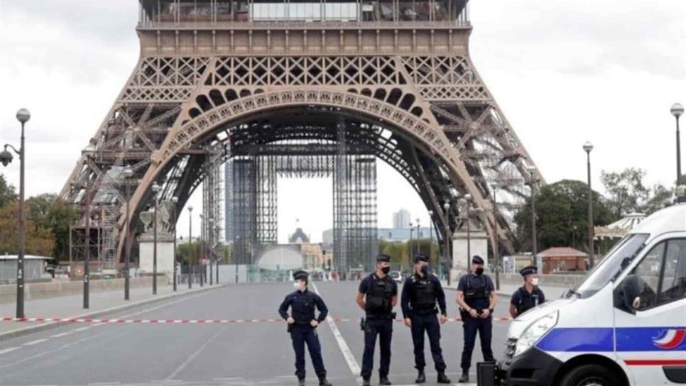 Evacuan Torre Eiffel por amenaza de bomba