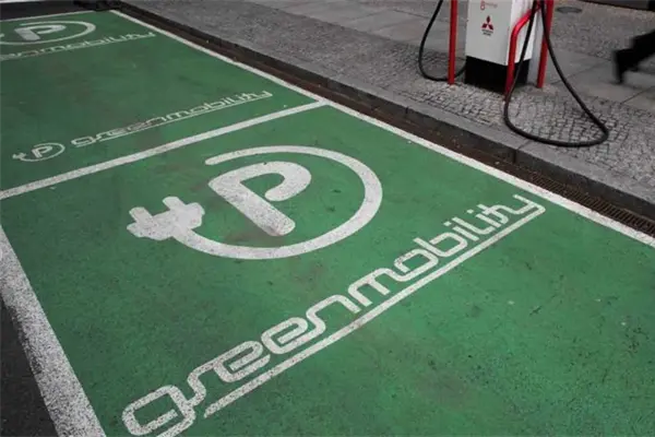 Prohibirá California venta de autos que usen combustibles fósiles Prohibirá California venta de autos que usen combustibles fósiles