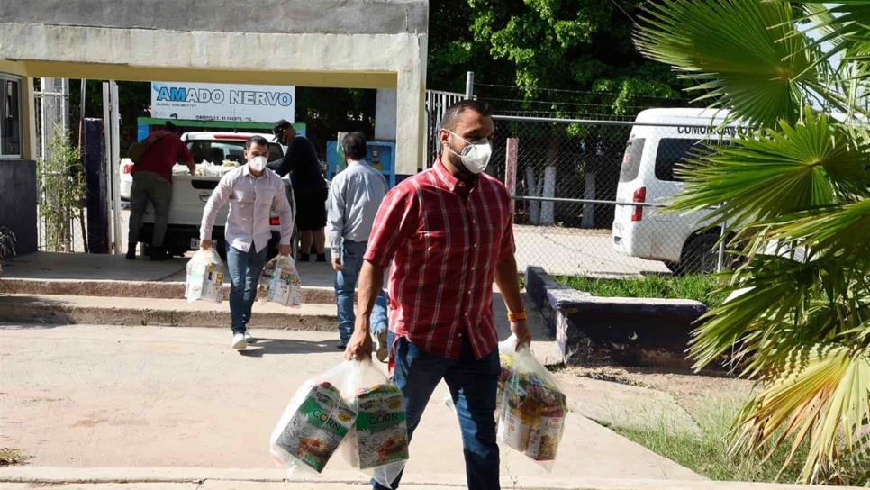 Entregan despensas alimentarias a maestros del Campo 35