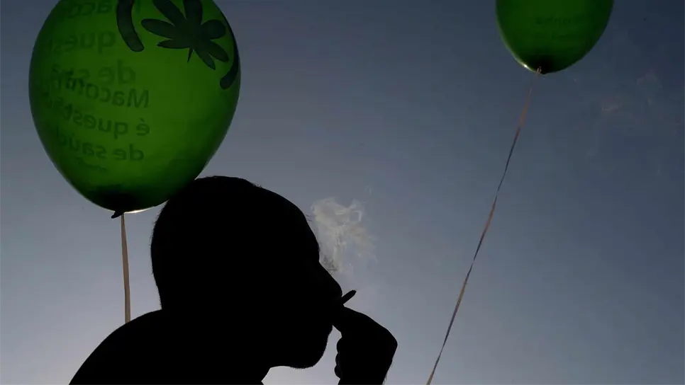 Un hombre fuma cannabis. EFE/MARCELO SAYÃO/Archivo