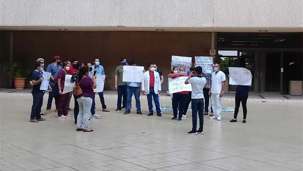 Exigen pago de compensación salarial trabajadores del Pediátrico