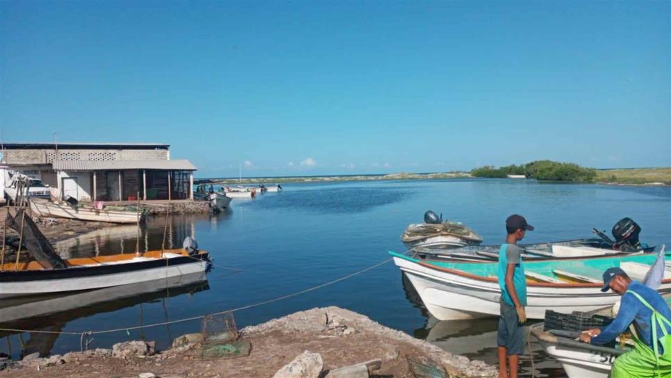 Rescatan a pescadores que naufragaron en Guasave