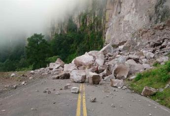Por derrumbe, cierran carretera libre Mazatlán-Durango