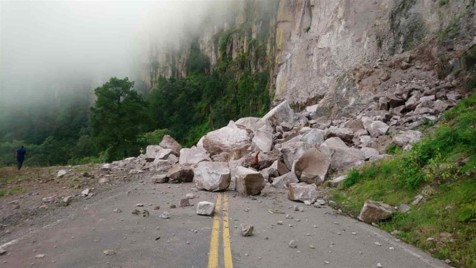 Por derrumbe, cierran carretera libre Mazatlán-Durango