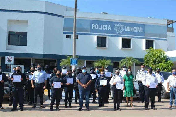 Sectur y el Ayuntamiento reconocen a policías de Ahome Sectur y el Ayuntamiento reconocen a policías de Ahome
