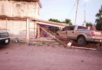 Chocan en el 18 de Marzo y una camioneta se impacta en vivienda