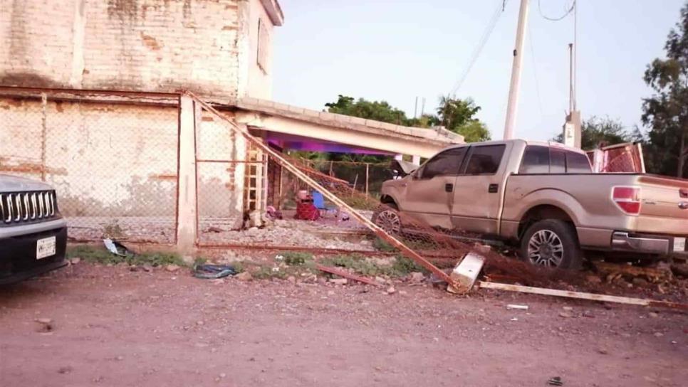 Chocan en el 18 de Marzo y una camioneta se impacta en vivienda