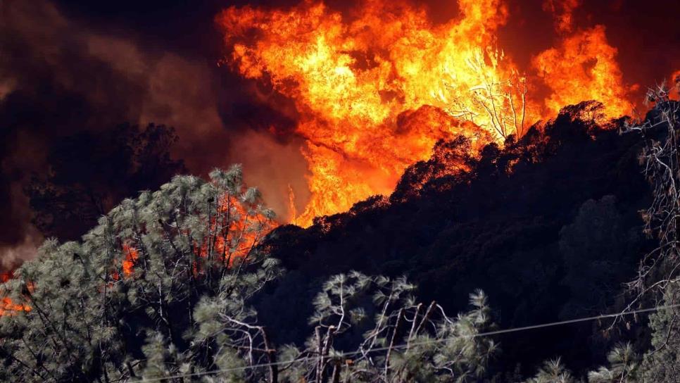 Miles de evacuados mientras los incendios se propagan en California