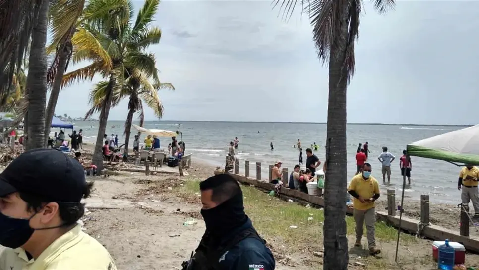 Pese a advertencias, retiran a 50 personas de las playas de Navolato