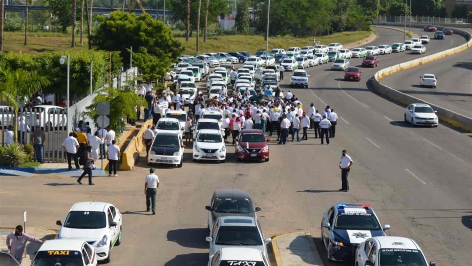 Se manifiestan taxistas en el Congreso del Estado
