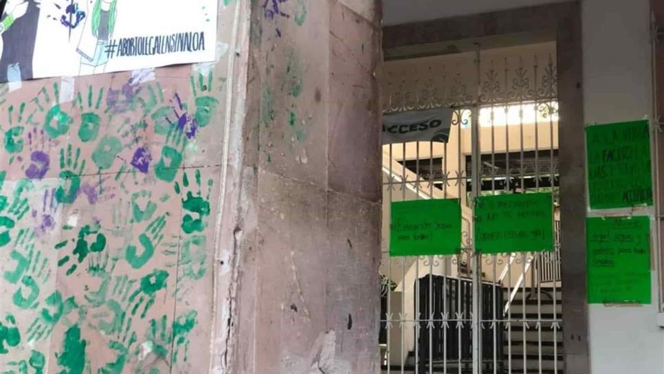 Interponen denuncia contra feministas que dañaron edificio del Ayuntamiento