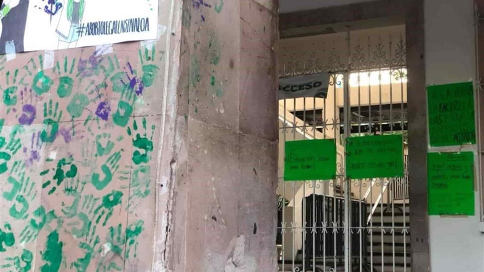 Procederán contra feministas que dañaron con pintas el Palacio de Mazatlán