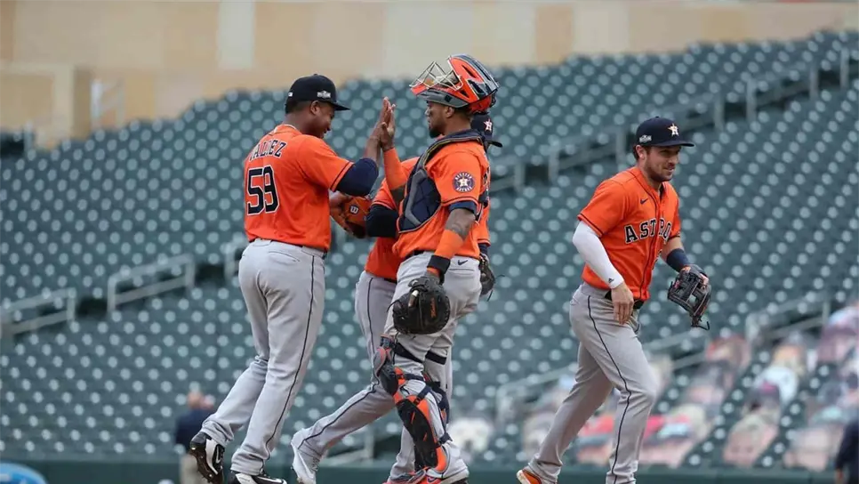 Astros castiga a Romo en arranque de playoffs