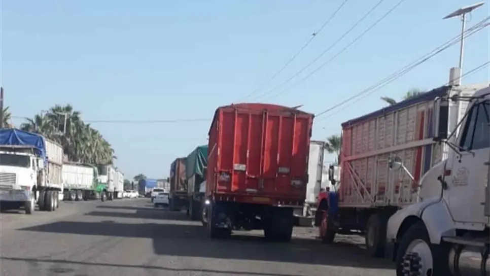 Piden a la API imponer orden a transportistas de carga en Topolobampo