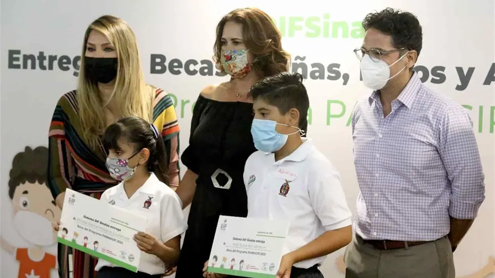 DIF Sinaloa entrega becas a menores para que no dejen la escuela