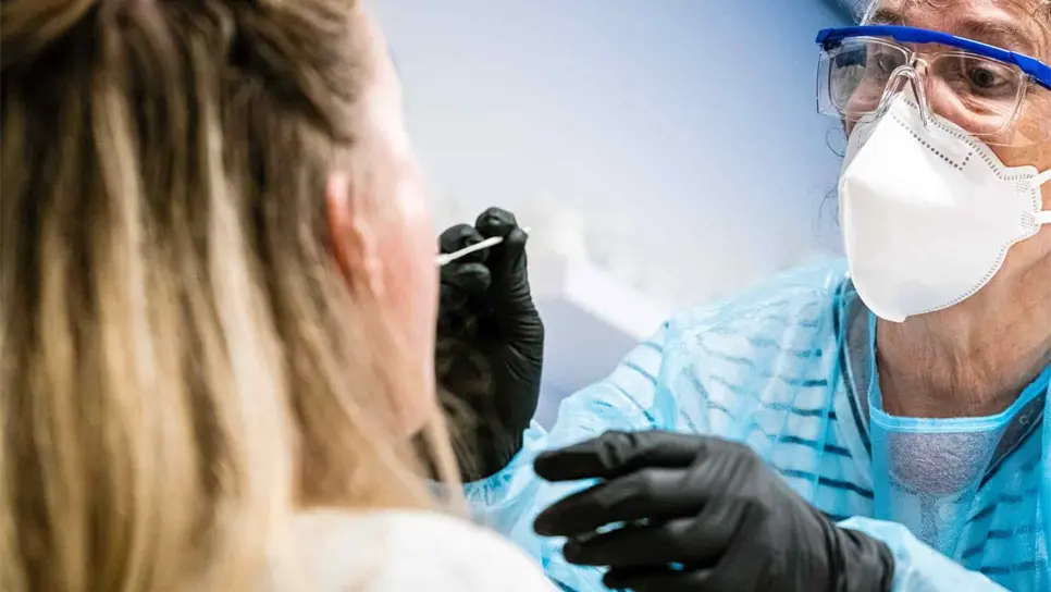 Una mujer se somete a un test rápido de coronavirus en Paises Bajos. EFE/EPA/ROB ENGELAAR